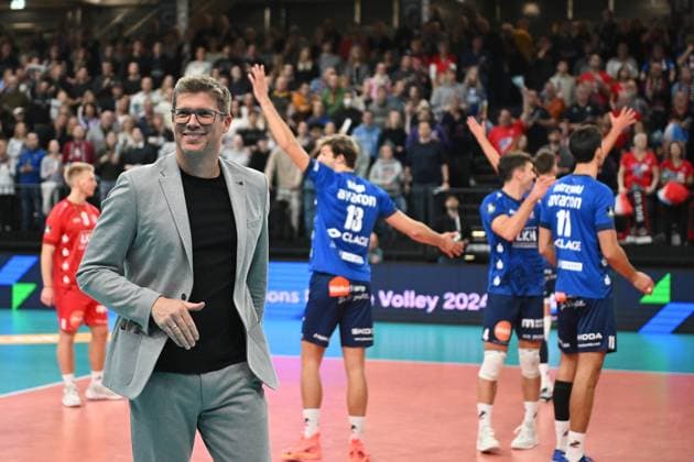 Volleyball I Herren I 2023-2024 I CEV Champions League I CLVM68 I SVG Lüneburg - Jihostroj CESKE BUDEJOVICE I 22.11.2023 So sehen Sieger aus - mit der Challenge bekommt Trainerfuchs Stefan Hübner (SVG Lüneburg) den Satz und das Spiel Lüneburg LKH Arena Niedersachsen Deutschland Copyright: xLobeca AndreasxHannigx