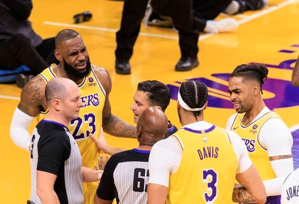 Sport Themen der Woche KW47 Sport Bilder des Tages November 22, 2023, Los Angeles, California, USA: LeBron James 23 of the Los Angeles Lakers not happy with a foul at the start of their NBA, Basketball Herren, USA game against against the Dallas Mavericks on Wednesday November 22, 2023 at Crypto.com Arena in Los Angeles, California. JAVIER ROJAS PI Los Angeles USA - ZUMAp124 20231122_zaa_p124_002 Copyright: xJavierxRojasx