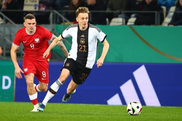 Maximilian Beier (Deutschland) im Laufduell mit Kacper Kozlowski (Polen) Deutschland vs Polen, Fussball, U21, U 21 EM-Qualifikation, 21.11.2023 DFB regulations prohibit any use of photographs as image sequences and or quasi-video. Deutschland vs Polen, Fussball, U21-EM-Qualifikation, 21.11.2023 Essen Copyright: xEibner-Pressefotox EP_RWS