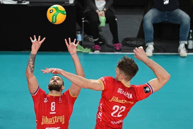 Volleyball I Herren I 2023-2024 I CEV Champions League I CLVM68 I SVG Lüneburg - Jihostroj CESKE BUDEJOVICE I 22.11.2023 Eduardo Carisio (8, Jihostroj CeskÃ Budejovice) stellt den Aufsteiger für Mittelangreifer Oliver Sedlacek (22, Jihostroj CeskÃ Budejovice) Lüneburg LKH Arena Niedersachsen Deutschland Copyright: xLobeca AndreasxHannigx