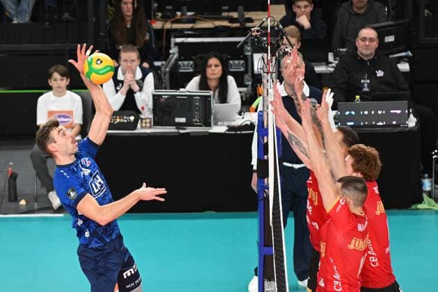Volleyball I Herren I 2023-2024 I CEV Champions League I CLVM68 I SVG Lüneburg - Jihostroj CESKE BUDEJOVICE I 22.11.2023 Yann Böhme (10, SVG Lüneburg) überwindet den Dreierblock der Jihostroj CeskÃ Budejovice Lüneburg LKH Arena Niedersachsen Deutschland Copyright: xLobeca AndreasxHannigx