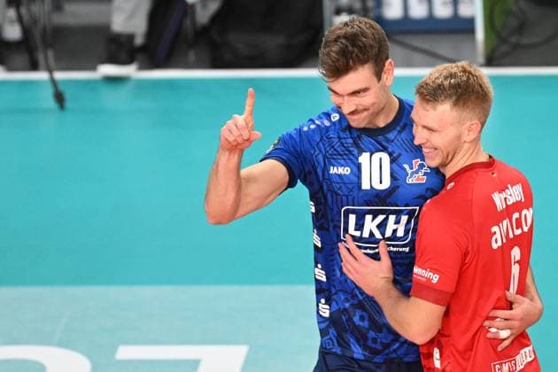 Volleyball I Herren I 2023-2024 I CEV Champions League I CLVM68 I SVG Lüneburg - Jihostroj CESKE BUDEJOVICE I 22.11.2023 Yann Böhme (10, SVG Lüneburg) und Gage Thomas Worsley (6, SVG Lüneburg) feiern den Punkt Lüneburg LKH Arena Niedersachsen Deutschland Copyright: xLobeca AndreasxHannigx