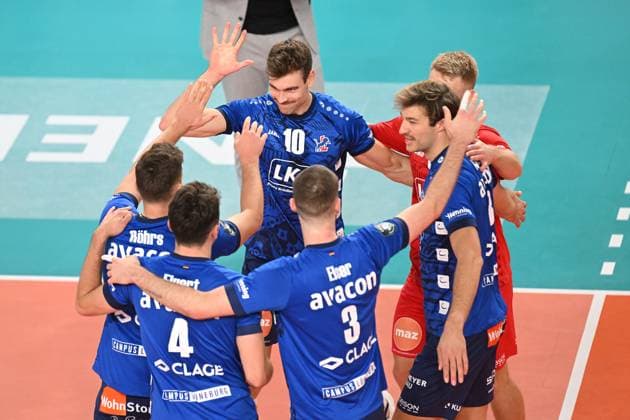 Volleyball I Herren I 2023-2024 I CEV Champions League I CLVM68 I SVG Lüneburg - Jihostroj CESKE BUDEJOVICE I 22.11.2023 Yann Böhme (10, SVG Lüneburg) klatscht mit dem Team ab und wird für einen wichtigen Punkt gefeiert Lüneburg LKH Arena Niedersachsen Deutschland Copyright: xLobeca AndreasxHannigx