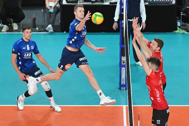 Volleyball I Herren I 2023-2024 I CEV Champions League I CLVM68 I SVG Lüneburg - Jihostroj CESKE BUDEJOVICE I 22.11.2023 Kraftvoll und dynamisch greift Blake Gregory Leeson (2, SVG Lüneburg) über die Mitte an - Oliver Sedlacek (22, Jihostroj CeskÃ Budejovice) und Sam Taylor-Parks (16, Jihostroj CeskÃ Budejovice) habern dem nichts entgegenzusetzen Erik Johannes Röhrs (5, SVG Lüneburg) sichert ab Lüneburg LKH Arena Niedersachsen Deutschland Copyright: xLobeca AndreasxHannigx