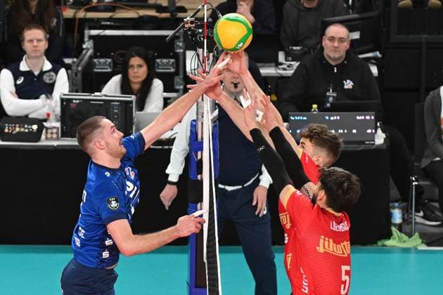 Volleyball I Herren I 2023-2024 I CEV Champions League I CLVM68 I SVG Lüneburg - Jihostroj CESKE BUDEJOVICE I 22.11.2023 Auch in dieser Situation setzt sich Jesse William Elser (3, SVG Lüneburg) gegen Ignacio Luengas (5, Jihostroj CeskÃ Budejovice) durch Lüneburg LKH Arena Niedersachsen Deutschland Copyright: xLobeca AndreasxHannigx