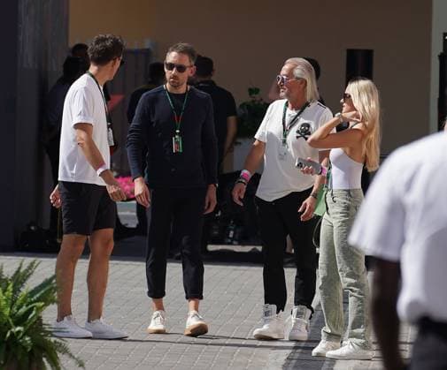 22.11.2023, Yas Marina Circuit, Abu Dhabi, Formula 1 Etihad Airways Abu Dhabi Grand Prix 2023 , im Bild Die Familie Geiss zu Besuch bei der Formel 1, als Gast von Nico Hülkenberg (DEU), MoneyGram Haas F1 Team. Raoul Spanger (Manager von Nico Hülkenberg (DEU), MoneyGram Haas F1 Team), Robert Geiss, Davina Shakira Geiss. Abu Dhabi Yas Marina Circuit Vereinigten Arabischen Emirate