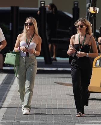 22.11.2023, Yas Marina Circuit, Abu Dhabi, Formula 1 Etihad Airways Abu Dhabi Grand Prix 2023 , im Bild Die Familie Geiss zu Besuch bei der Formel 1, als Gast von Nico Hülkenberg (DEU), MoneyGram Haas F1 Team. Davina Shakira Geiss, Shania Tyra Geiss. Abu Dhabi Yas Marina Circuit Vereinigten Arabischen Emirate