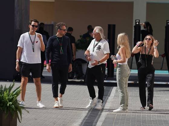 Formula 1 Etihad Airways Abu Dhabi Grand Prix 2023 22.11.2023, Yas Marina Circuit, Abu Dhabi, Formula 1 Etihad Airways Abu Dhabi Grand Prix 2023 , im Bild Die Familie Geiss zu Besuch bei der Formel 1, als Gast von Nico Hülkenberg (DEU), MoneyGram Haas F1 Team. Raoul Spanger (Manager von Nico Hülkenberg (DEU), MoneyGram Haas F1 Team), Robert Geiss, Davina Shakira Geiss, Shania Tyra Geiss.