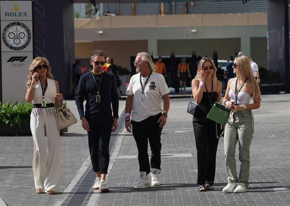 Formula 1 Etihad Airways Abu Dhabi Grand Prix 2023 22.11.2023, Yas Marina Circuit, Abu Dhabi, Formula 1 Etihad Airways Abu Dhabi Grand Prix 2023 , im Bild Die Familie Geiss zu Besuch bei der Formel 1, als Gast von Nico Hülkenberg (DEU), MoneyGram Haas F1 Team. Carmen Geiss, Raoul Spanger (Manager von Nico Hülkenberg (DEU), MoneyGram Haas F1 Team), Robert Geiss, Davina Shakira Geiss, Shania Tyra Geiss.