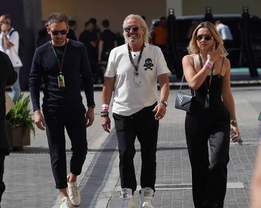Formula 1 Etihad Airways Abu Dhabi Grand Prix 2023 22.11.2023, Yas Marina Circuit, Abu Dhabi, Formula 1 Etihad Airways Abu Dhabi Grand Prix 2023 , im Bild Die Familie Geiss zu Besuch bei der Formel 1, als Gast von Nico Hülkenberg (DEU), MoneyGram Haas F1 Team. Raoul Spanger (Manager von Nico Hülkenberg (DEU), MoneyGram Haas F1 Team), Robert Geiss, Shania Tyra Geiss.