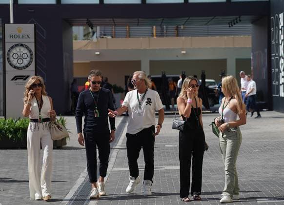 Formula 1 Etihad Airways Abu Dhabi Grand Prix 2023 22.11.2023, Yas Marina Circuit, Abu Dhabi, Formula 1 Etihad Airways Abu Dhabi Grand Prix 2023 , im Bild Die Familie Geiss zu Besuch bei der Formel 1, als Gast von Nico Hülkenberg (DEU), MoneyGram Haas F1 Team. Carmen Geiss, Raoul Spanger (Manager von Nico Hülkenberg (DEU), MoneyGram Haas F1 Team), Robert Geiss, Davina Shakira Geiss, Shania Tyra Geiss.