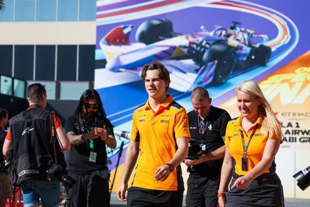 PIASTRI Oscar (aus), McLaren F1 Team MCL60, portrait during the 2023 Formula 1 Etihad Airways Abu Dhabi Grand Prix, 22th round of the 2023 Formula One World Championship, WM, Weltmeisterschaft from November 24 to 26, 2023 on the Yas Marina Circuit, in Abu Dhabi - F1 - ABU DHABI GRAND PRIX 2023 DPPI Panoramic  00123047_G0OD7462