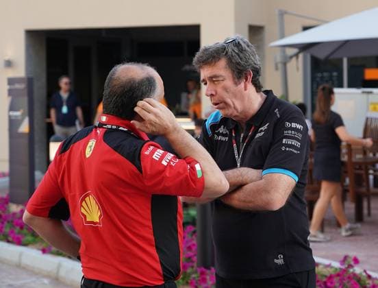 Formula 1 Etihad Airways Abu Dhabi Grand Prix 2023 23.11.2023, Yas Marina Circuit, Abu Dhabi, Formula 1 Etihad Airways Abu Dhabi Grand Prix 2023 , im Bild Teamchef Frederic Vasseur (Scuderia Ferrari) im Gespräch mit Teamchef Bruno Famin (Alpine F1 Team)
