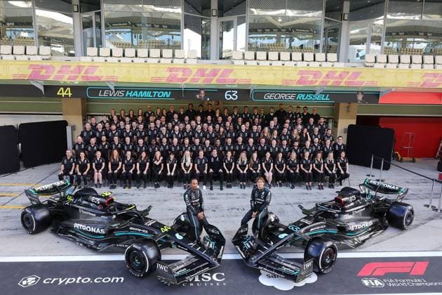 23.11.2023, Yas Marina Circuit, Abu Dhabi, Formula 1 Etihad Airways Abu Dhabi Grand Prix 2023 , im Bild Saisonabschluss Gruppenfoto vom Mercedes-AMG Petronas F1 Team mit Teamchef und Geschäftsführer Toto Wolff (Mercedes-AMG Petronas F1 Team), Lewis Hamilton (GBR), Mercedes-AMG Petronas F1 Team und George Russell (GBR), Mercedes-AMG Petronas F1 Team. Abu Dhabi Yas Marina Circuit Vereinigten Arabischen Emirate