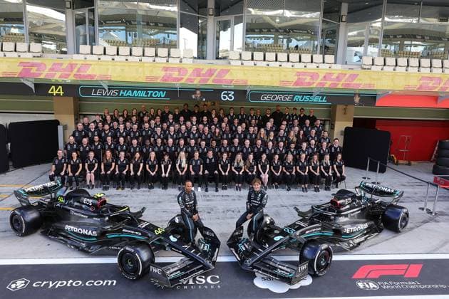 23.11.2023, Yas Marina Circuit, Abu Dhabi, Formula 1 Etihad Airways Abu Dhabi Grand Prix 2023 , im Bild Saisonabschluss Gruppenfoto vom Mercedes-AMG Petronas F1 Team mit Teamchef und Geschäftsführer Toto Wolff (Mercedes-AMG Petronas F1 Team), Lewis Hamilton (GBR), Mercedes-AMG Petronas F1 Team und George Russell (GBR), Mercedes-AMG Petronas F1 Team. Abu Dhabi Yas Marina Circuit Vereinigten Arabischen Emirate