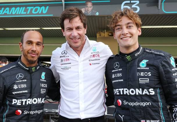23.11.2023, Yas Marina Circuit, Abu Dhabi, Formula 1 Etihad Airways Abu Dhabi Grand Prix 2023 , im Bild Saisonabschluss Gruppenfoto vom Mercedes-AMG Petronas F1 Team mit Teamchef und Geschäftsführer Toto Wolff (Mercedes-AMG Petronas F1 Team), Lewis Hamilton (GBR), Mercedes-AMG Petronas F1 Team und George Russell (GBR), Mercedes-AMG Petronas F1 Team. Abu Dhabi Yas Marina Circuit Vereinigten Arabischen Emirate