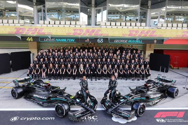 Formula 1 Etihad Airways Abu Dhabi Grand Prix 2023 23.11.2023, Yas Marina Circuit, Abu Dhabi, Formula 1 Etihad Airways Abu Dhabi Grand Prix 2023 , im Bild Saisonabschluss Gruppenfoto vom Mercedes-AMG Petronas F1 Team mit Teamchef und Geschäftsführer Toto Wolff (Mercedes-AMG Petronas F1 Team), Lewis Hamilton (GBR), Mercedes-AMG Petronas F1 Team und George Russell (GBR), Mercedes-AMG Petronas F1 Team.