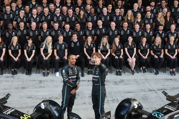 Formula 1 Etihad Airways Abu Dhabi Grand Prix 2023 23.11.2023, Yas Marina Circuit, Abu Dhabi, Formula 1 Etihad Airways Abu Dhabi Grand Prix 2023 , im Bild Saisonabschluss Gruppenfoto vom Mercedes-AMG Petronas F1 Team mit Teamchef und Geschäftsführer Toto Wolff (Mercedes-AMG Petronas F1 Team), Lewis Hamilton (GBR), Mercedes-AMG Petronas F1 Team und George Russell (GBR), Mercedes-AMG Petronas F1 Team.