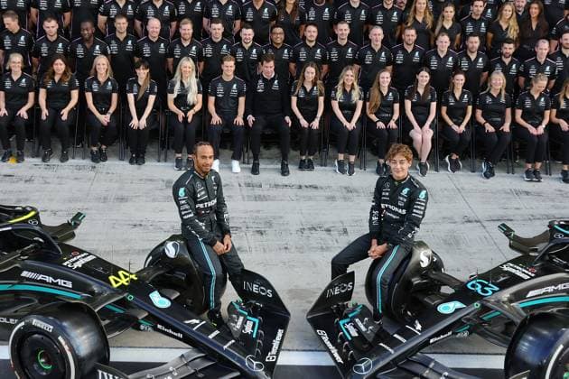 Formula 1 Etihad Airways Abu Dhabi Grand Prix 2023 23.11.2023, Yas Marina Circuit, Abu Dhabi, Formula 1 Etihad Airways Abu Dhabi Grand Prix 2023 , im Bild Saisonabschluss Gruppenfoto vom Mercedes-AMG Petronas F1 Team mit Teamchef und Geschäftsführer Toto Wolff (Mercedes-AMG Petronas F1 Team), Lewis Hamilton (GBR), Mercedes-AMG Petronas F1 Team und George Russell (GBR), Mercedes-AMG Petronas F1 Team.
