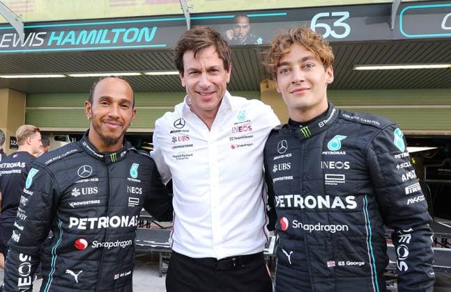 Formula 1 Etihad Airways Abu Dhabi Grand Prix 2023 23.11.2023, Yas Marina Circuit, Abu Dhabi, Formula 1 Etihad Airways Abu Dhabi Grand Prix 2023 , im Bild Saisonabschluss Gruppenfoto vom Mercedes-AMG Petronas F1 Team mit Teamchef und Geschäftsführer Toto Wolff (Mercedes-AMG Petronas F1 Team), Lewis Hamilton (GBR), Mercedes-AMG Petronas F1 Team und George Russell (GBR), Mercedes-AMG Petronas F1 Team.