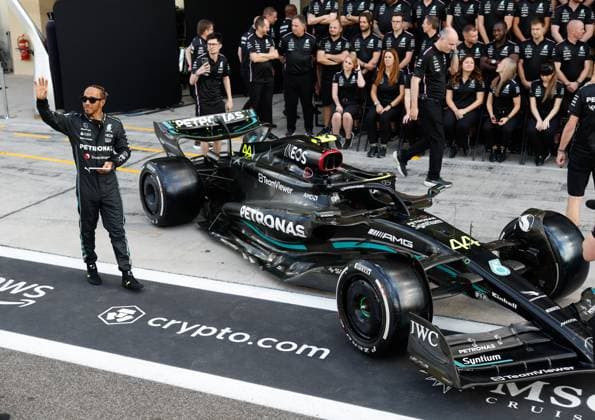 HAMILTON Lewis (gbr), Mercedes AMG F1 Team W14, portrait during the 2023 Formula 1 Etihad Airways Abu Dhabi Grand Prix, 22th round of the 2023 Formula One World Championship, WM, Weltmeisterschaft from November 24 to 26, 2023 on the Yas Marina Circuit, in Abu Dhabi - F1 - ABU DHABI GRAND PRIX 2023 DPPI Panoramic  00123047_F12023GP23ABU_JK249404