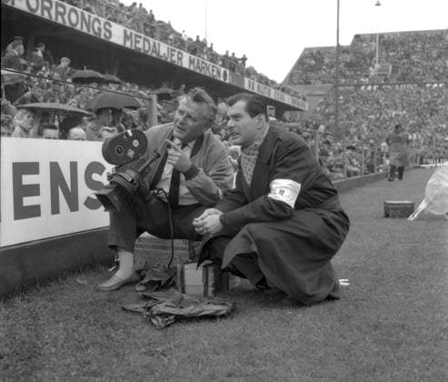 Weltmeisterschaft 1958 in Schweden: Finale Brasilien - Schweden 29.06.1958 in Stockholm. Sportreporter Sammy Drechsel (re.) und Kameramann Horst Grund im Rasunda Stadion. *** World Cup 1958 in Sweden Final Brazil Sweden 29 06 1958 in Stockholm Sports reporter Sammy Drechsel re and cameraman Horst Grund in Rasunda Stadium HM