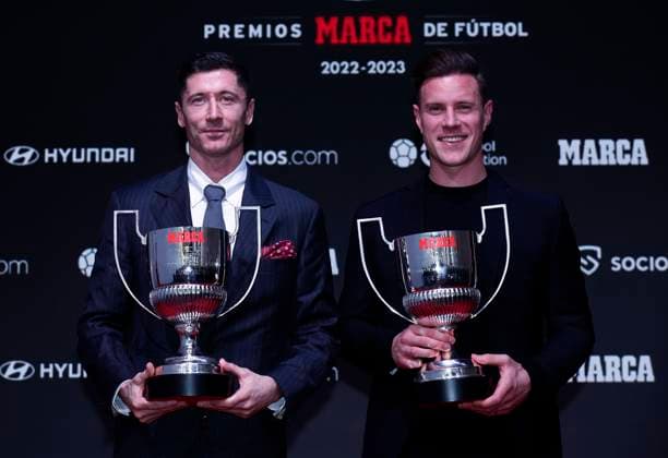 Bilder des Jahres 2023, Sport 11 November Sport Themen der Woche KW47 Sport Bilder des Tages Gala de los Premios MARCA de Futbol. En la imagen, Roberto Lewandowski y Ter Stegen. MARCA Football Awards. In this picture, Robert Lewandowski and Ter Stegen. FOTOxCHEMAxREY  ecommerceFotos eCommerce2-144108772 2
