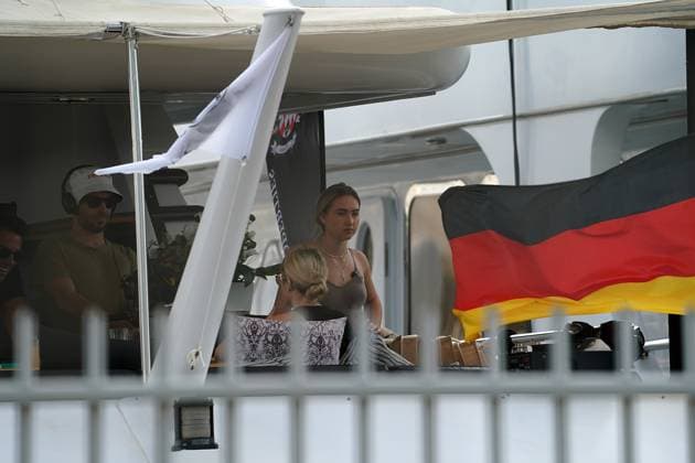 Formula 1 Etihad Airways Abu Dhabi Grand Prix 2023 24.11.2023, Yas Marina Circuit, Abu Dhabi, Formula 1 Etihad Airways Abu Dhabi Grand Prix 2023 , im Bild Die Familie Geiss zu Besuch bei der Formel . Robert Geiss mit seinen Töchtern Davina Shakira Geiss und Shania Tyra Geiss schauen sich das Formel 1 Training von der Yacht Indigo Star an.