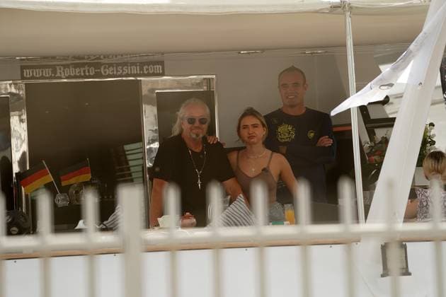 Formula 1 Etihad Airways Abu Dhabi Grand Prix 2023 24.11.2023, Yas Marina Circuit, Abu Dhabi, Formula 1 Etihad Airways Abu Dhabi Grand Prix 2023 , im Bild Die Familie Geiss zu Besuch bei der Formel . Robert Geiss mit seinen Töchtern Davina Shakira Geiss und Shania Tyra Geiss schauen sich das Formel 1 Training von der Yacht Indigo Star an.