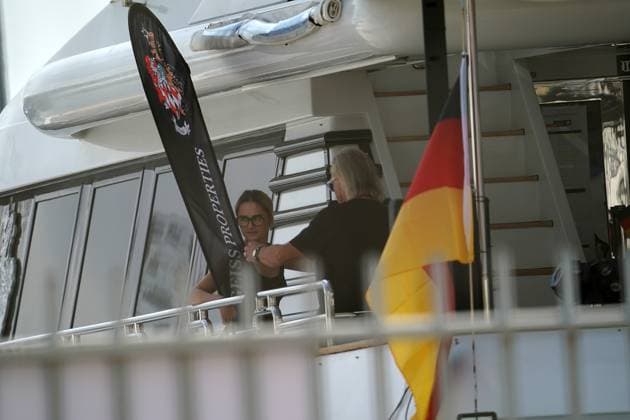 24.11.2023, Yas Marina Circuit, Abu Dhabi, Formula 1 Etihad Airways Abu Dhabi Grand Prix 2023 , im Bild Die Familie Geiss zu Besuch bei der Formel . Robert Geiss mit seinen Töchtern Davina Shakira Geiss und Shania Tyra Geiss schauen sich das Formel 1 Training von der Yacht Indigo Star an. Abu Dhabi Yas Marina Circuit Vereinigten Arabischen Emirate