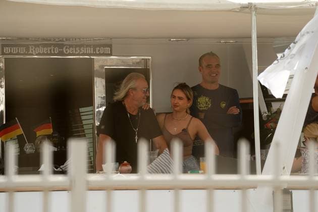24.11.2023, Yas Marina Circuit, Abu Dhabi, Formula 1 Etihad Airways Abu Dhabi Grand Prix 2023 , im Bild Die Familie Geiss zu Besuch bei der Formel . Robert Geiss mit seinen Töchtern Davina Shakira Geiss und Shania Tyra Geiss schauen sich das Formel 1 Training von der Yacht Indigo Star an. Abu Dhabi Yas Marina Circuit Vereinigten Arabischen Emirate