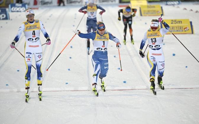 Bilder des Jahres 2023, Sport 11 November Sport Themen der Woche KW47 Sport Bilder des Tages Frida Karlsson (4) and Linn Svahn (13) of Sweden and Jasmi Joensuu (C) of Finland during women s cross-country skiing classic style sprint semi-finals at the FIS World Cup Ruka Nordic Opening event in Kuusamo, Finland, on November 24, 2023. Kuusamo Finland LKFTJK20231124144230DDUT  Copyright: xHeikkixSaukkomaax LKFTJK20231124144230DDUT