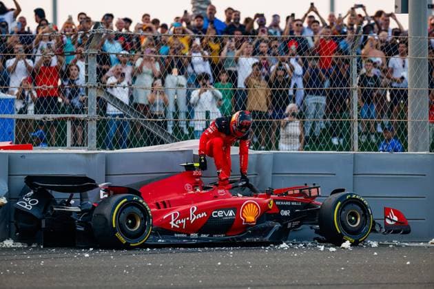 Sport Bilder des Tages 55 SAINZ Carlos (spa), Scuderia Ferrari SF-23, action crash, accident, during the 2023 Formula 1 Etihad Airways Abu Dhabi Grand Prix, 22th round of the 2023 Formula One World Championship, WM, Weltmeisterschaft from November 24 to 26, 2023 on the Yas Marina Circuit, in Abu Dhabi - F1 - ABU DHABI GRAND PRIX 2023 DPPI Panoramic  00123047__35A0984