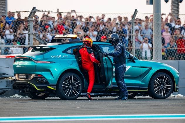 55 SAINZ Carlos (spa), Scuderia Ferrari SF-23, action crash, accident, with the FIA Aston Martin DBX707 Medical Car, during the 2023 Formula 1 Etihad Airways Abu Dhabi Grand Prix, 22th round of the 2023 Formula One World Championship, WM, Weltmeisterschaft from November 24 to 26, 2023 on the Yas Marina Circuit, in Abu Dhabi - F1 - ABU DHABI GRAND PRIX 2023 DPPI Panoramic 00123047__35A1036