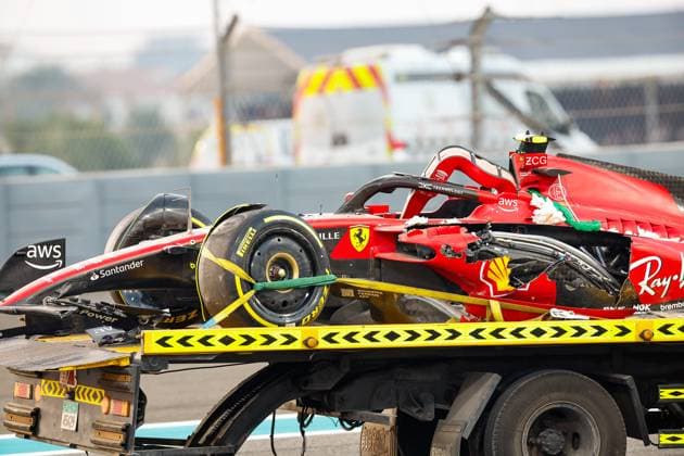 55 SAINZ Carlos (spa), Scuderia Ferrari SF-23, action crash, accident, during the 2023 Formula 1 Etihad Airways Abu Dhabi Grand Prix, 22th round of the 2023 Formula One World Championship, WM, Weltmeisterschaft from November 24 to 26, 2023 on the Yas Marina Circuit, in Abu Dhabi - F1 - ABU DHABI GRAND PRIX 2023 DPPI Panoramic  00123047__35A1100