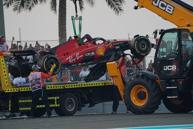 Formula 1 Etihad Airways Abu Dhabi Grand Prix 2023 24.11.2023, Yas Marina Circuit, Abu Dhabi, Formula 1 Etihad Airways Abu Dhabi Grand Prix 2023 , im Bild Das kaputte Auto von Carlos Sainz Jr. (ESP), Scuderia Ferrari wird nach seinem Unfall geborgen und abtransportiert.