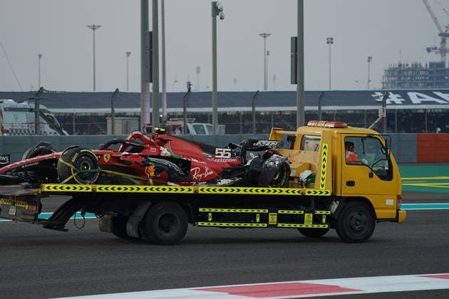 Formula 1 Etihad Airways Abu Dhabi Grand Prix 2023 24.11.2023, Yas Marina Circuit, Abu Dhabi, Formula 1 Etihad Airways Abu Dhabi Grand Prix 2023 , im Bild Das kaputte Auto von Carlos Sainz Jr. (ESP), Scuderia Ferrari wird nach seinem Unfall geborgen und abtransportiert.
