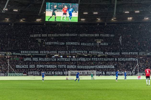 Spruchbanner der Hannover Fans Hannover 96 vs. Hertha BSC Berlin, Fussball, 2. Bundesliga, 14. Spieltag, 24.11.2023 DFL REGULATIONS PROHIBIT ANY OUSE OF PHOTOGRAPHS AS IMAGE SEQUENCES AND OR QUASI-VIDEO Hannover 96 vs. Hertha BSC Berlin, Fussball, 2. Bundesliga, 14. Spieltag, 24.11.2023 Hannover