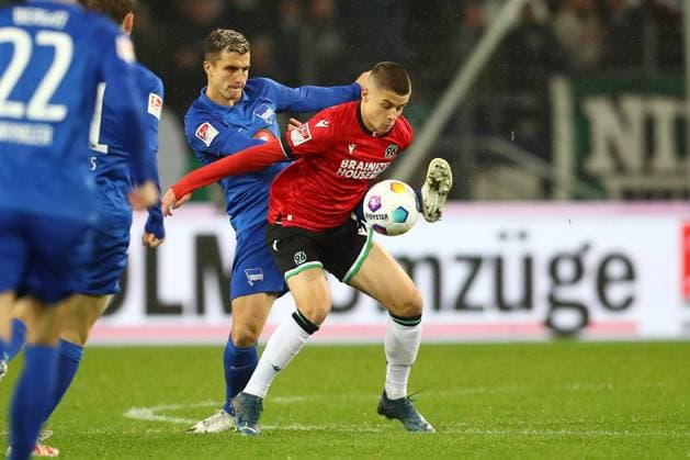 24.11.2023, xtgx, Fussball 2.Bundesliga, Hannover 96 - Hertha BSC Berlin emspor, v.l. Nicolo Tresoldi (Hannover, 9), Marc Oliver Kempf (Hertha, 20) Zweikampf, Duell, Kampf, tackle (DFL DFB REGULATIONS PROHIBIT ANY USE OF PHOTOGRAPHS as IMAGE SEQUENCES and or QUASI-VIDEO) Hannover