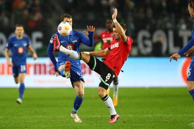 24.11.2023, xtgx, Fussball 2.Bundesliga, Hannover 96 - Hertha BSC Berlin emspor, v.l. Pascal Klemens (Hertha, 41), Enzo Leopold (Hannover, 8) Zweikampf, Duell, Kampf, tackle (DFL DFB REGULATIONS PROHIBIT ANY USE OF PHOTOGRAPHS as IMAGE SEQUENCES and or QUASI-VIDEO) Hannover