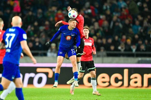 2. Bundesliga - Hannover 06 - Hertha BSC Berlin am 24.11.2023 in der HDI Arena in Hannover Marton Dardai (Hertha BSC Berlin) im Zweikampf gegen Phil Neumann (Hannover 96).