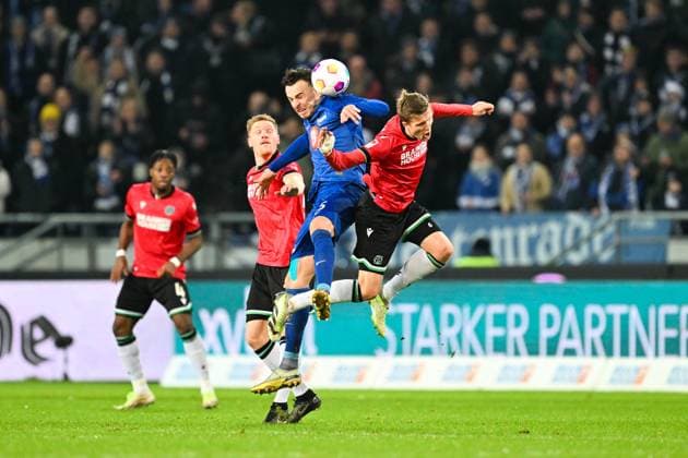 2. Bundesliga - Hannover 06 - Hertha BSC Berlin am 24.11.2023 in der HDI Arena in Hannover Andreas Bouchalakis (Hertha BSC Berlin) im Zweikampf gegen Fabian Kunze (Hannover 96).