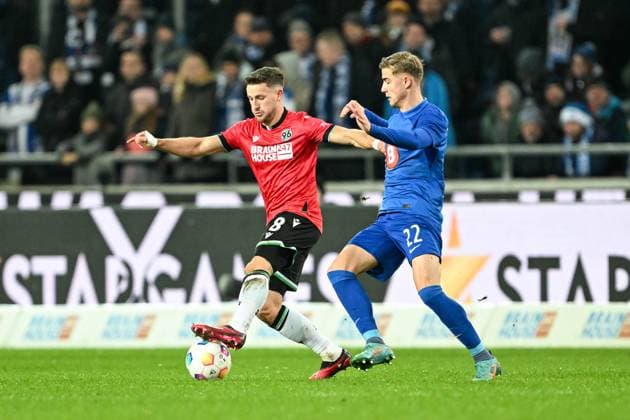 2. Bundesliga - Hannover 06 - Hertha BSC Berlin am 24.11.2023 in der HDI Arena in Hannover Enzo Leopold (Hannover 96) im Zweikampf gegen Marten Winkler (Hertha BSC Berlin)