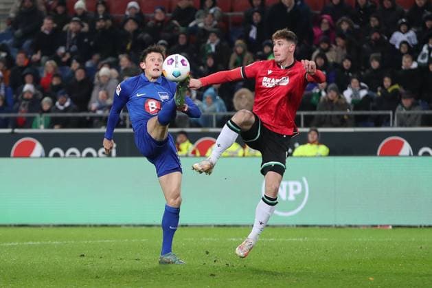 24.11.2023, xtgx, Fussball 2.Bundesliga, Hannover 96 - Hertha BSC Berlin emspor, v.l. Fabian Reese (Hertha, 11), Phil Neumann (Hannover, 5) Zweikampf, Duell, Kampf, tackle (DFL DFB REGULATIONS PROHIBIT ANY USE OF PHOTOGRAPHS as IMAGE SEQUENCES and or QUASI-VIDEO) Hannover