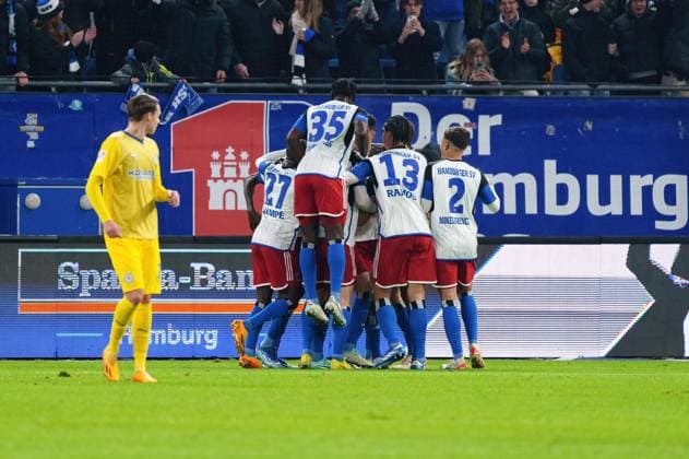 Torjubel Hamburger SV nach Tor zum 2:0 Immanuel Pherai (Hamburger SV, 10) GER, Hamburger SV vs. Eintracht Braunschweig, Fussball, 2. Bundesliga, Spieltag 14, Saison 2023 2024, 24.11.2023 DFL REGULATIONS PROHIBIT ANY USE OF PHOTOGRAPHS AS IMAGE SEQUENCES AND OR QUASI-VIDEO GER, Hamburger SV vs. Eintracht Braunschweig, Fussball, 2. Bundesliga, Spieltag 14, Saison 2023 2024, 24.11.2023 Hamburg