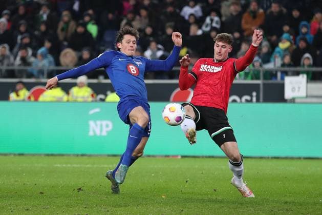 24.11.2023, xtgx, Fussball 2.Bundesliga, Hannover 96 - Hertha BSC Berlin emspor, v.l. Fabian Reese (Hertha, 11), Phil Neumann (Hannover, 5) Zweikampf, Duell, Kampf, tackle r (DFL DFB REGULATIONS PROHIBIT ANY USE OF PHOTOGRAPHS as IMAGE SEQUENCES and or QUASI-VIDEO) Hannover