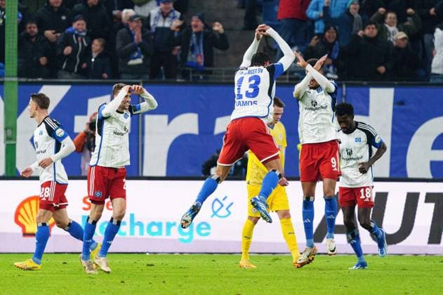 Torjubel Hamburger SV nach Tor zum 1:0 Guilherme Ramos (Hamburger SV, 13) GER, Hamburger SV vs. Eintracht Braunschweig, Fussball, 2. Bundesliga, Spieltag 14, Saison 2023 2024, 24.11.2023 DFL REGULATIONS PROHIBIT ANY USE OF PHOTOGRAPHS AS IMAGE SEQUENCES AND OR QUASI-VIDEO GER, Hamburger SV vs. Eintracht Braunschweig, Fussball, 2. Bundesliga, Spieltag 14, Saison 2023 2024, 24.11.2023 Hamburg