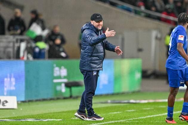2. Bundesliga - Hannover 06 - Hertha BSC Berlin am 24.11.2023 in der HDI Arena in Hannover Trainer Pal Dardai (Hertha BSC Berlin) gibt lautstark Anweisungen