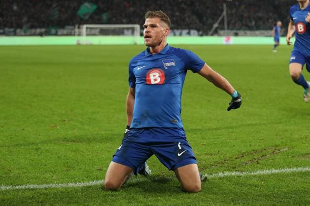 24.11.2023, xtgx, Fussball 2.Bundesliga, Hannover 96 - Hertha BSC Berlin emspor, v.l. Florian Niederlechner (Hertha, 7) Jubel, Torjubel, jubelt ueber das Tor, celebrate the goal, celebration nach seinem Tor zum 0:1 (DFL DFB REGULATIONS PROHIBIT ANY USE OF PHOTOGRAPHS as IMAGE SEQUENCES and or QUASI-VIDEO) Hannover