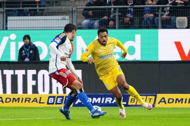 Guilherme Ramos (Hamburger SV, 13), Anton Donkor (Eintracht Braunschweig, 19) GER, Hamburger SV vs. Eintracht Braunschweig, Fussball, 2. Bundesliga, Spieltag 14, Saison 2023 2024, 24.11.2023 DFL REGULATIONS PROHIBIT ANY USE OF PHOTOGRAPHS AS IMAGE SEQUENCES AND OR QUASI-VIDEO GER, Hamburger SV vs. Eintracht Braunschweig, Fussball, 2. Bundesliga, Spieltag 14, Saison 2023 2024, 24.11.2023 Hamburg
